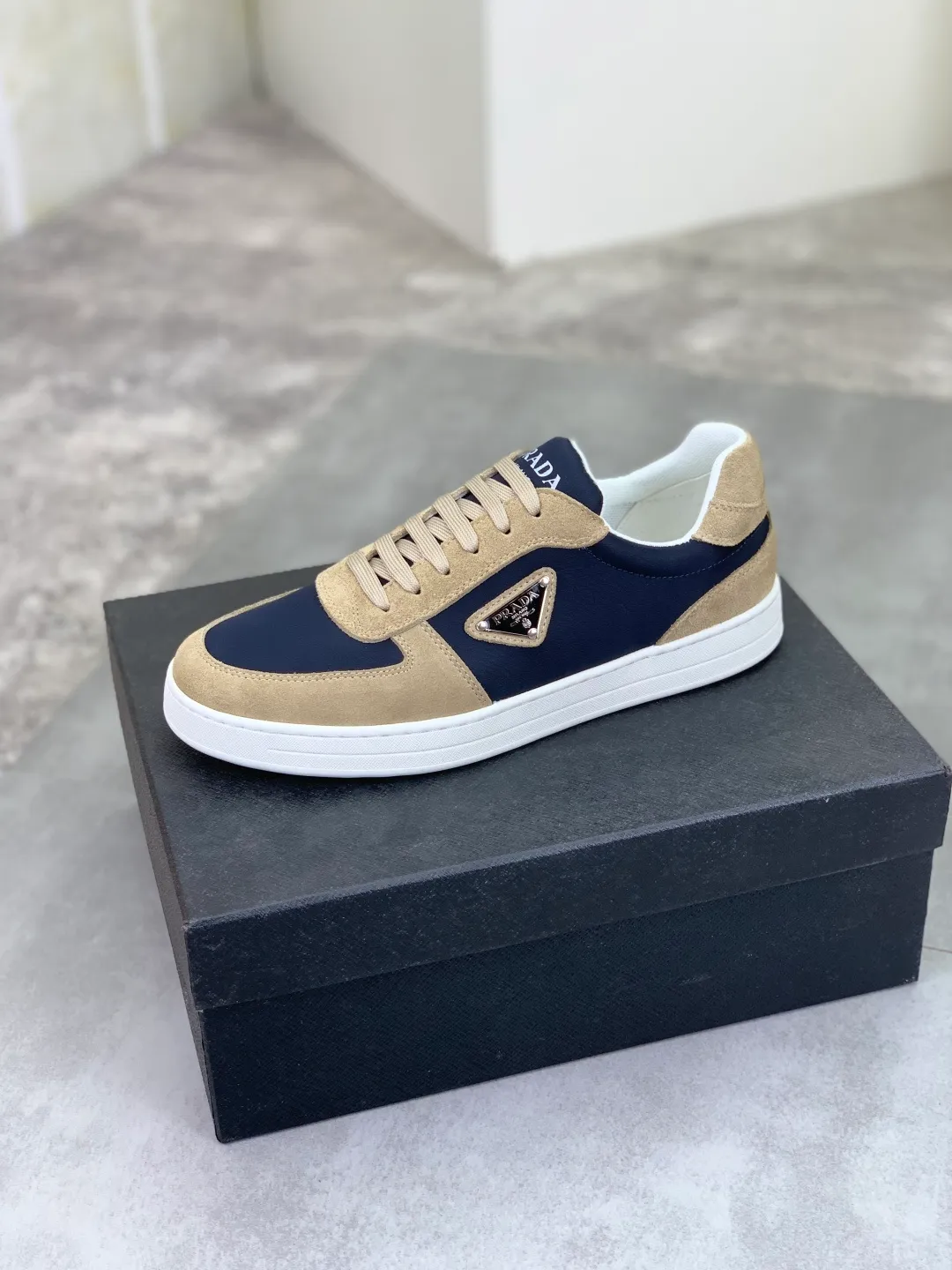 Men's Men's Shoes💰P440💰[New Style] The latest classic model of high-quality PRADA breathable and comfortable men's shoes has been launched on the official website in 1:1 reproduction, synchronized in Hong Kong counters and on the same catwalk; all made of calfskin with breathable mesh fabric ➕Imported soft and comfortable sheep Leather lining, 🍡🍡original 1:1 rubber outsole, non-slip and wear-resistant; comfortable to wear, attractive style, fine workmanship, and simple and neat shoe last, showing a man's courage and toughness, 👍size 38 to 44; 5️⃣colors🉑️ to choose from
